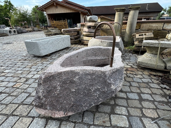 Alter Findlingsbrunnen mit schöner Ader