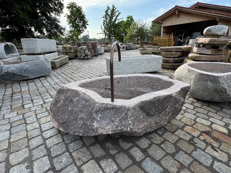 Alter Findlingsbrunnen Seitenansicht