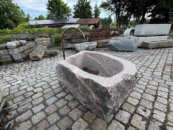 Alter Findlingsbrunnen mit schöner Ader Draufsicht