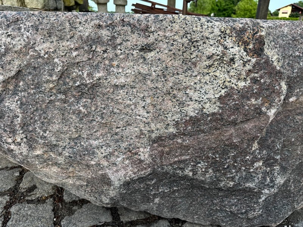 Alter Findlingsbrunnen mit schöner Ader