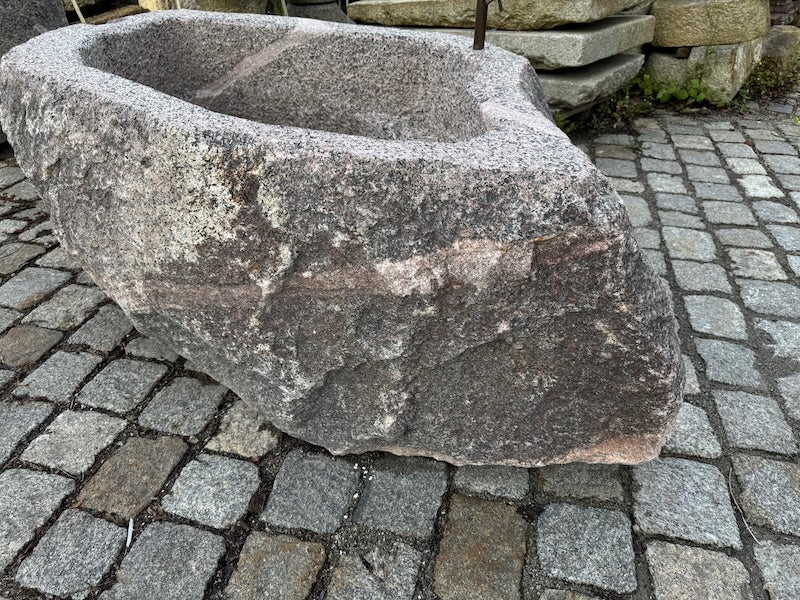Alter Findlingsbrunnen mit schöner Ader Rückansicht