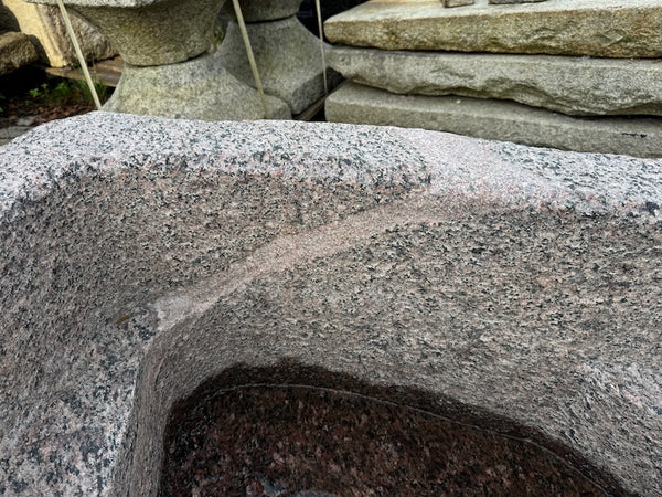 Alter Findlingsbrunnen mit schöner Ader