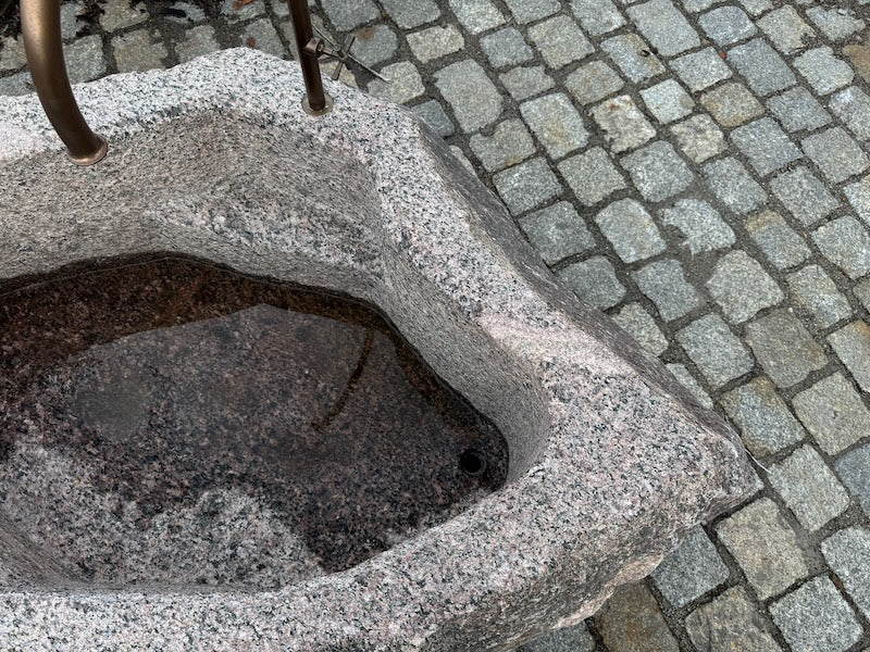 Alter Findlingsbrunnen mit schöner Ader