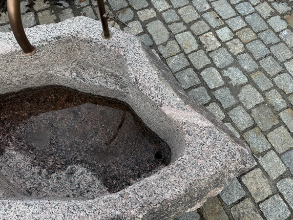 Alter Findlingsbrunnen mit schöner Ader