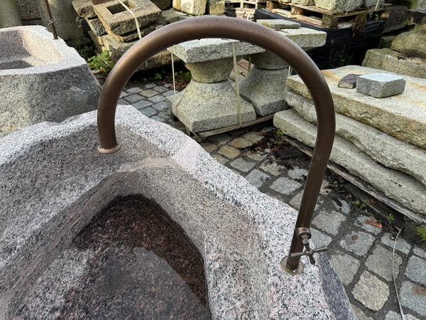 Steinbrunnen Wassereinlauf