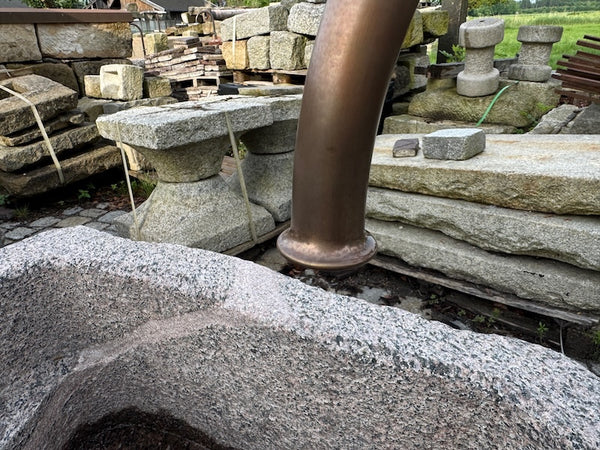 Messingwassereinlauf alter Findlingsbrunnen