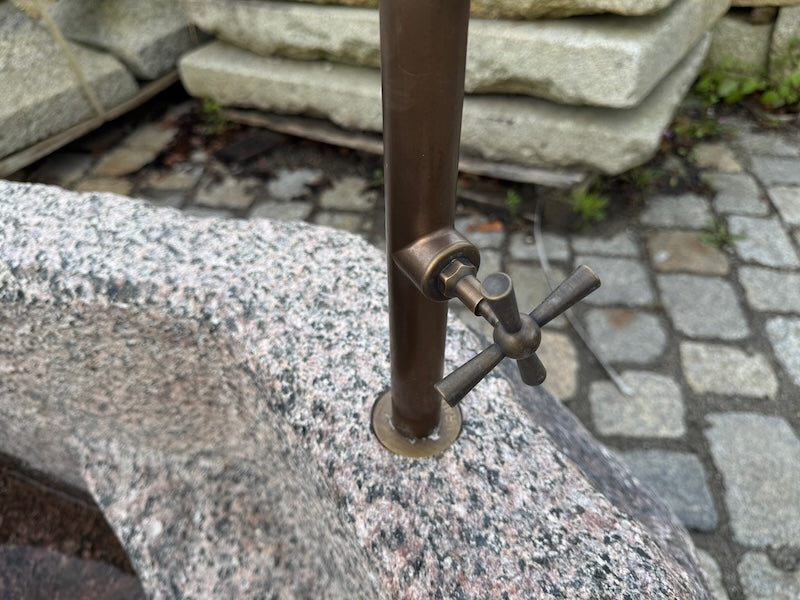 Alter Findlingsbrunnen mit schöner Ader