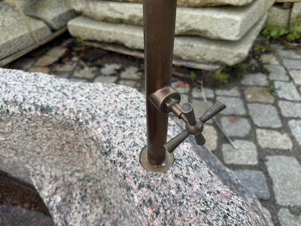 Alter Findlingsbrunnen mit schöner Ader
