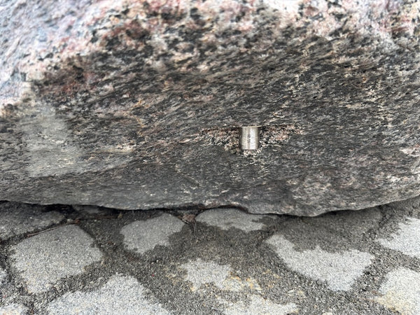 Befestigung alter Findlingsbrunnen