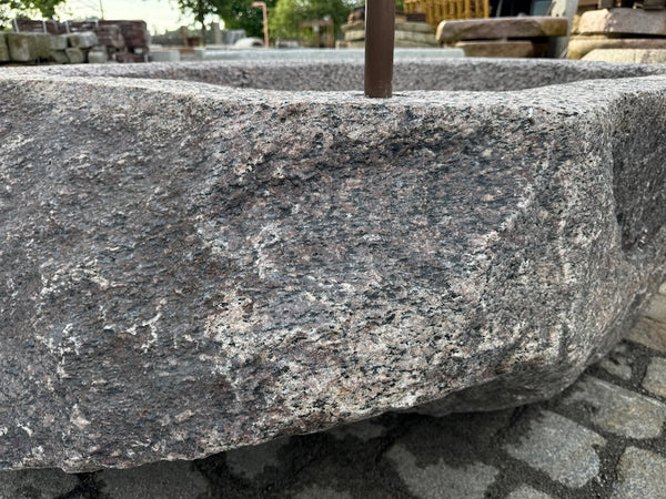 Alter Findlingsbrunnen mit schöner Ader Brunnenbecken Detail