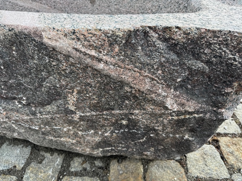 Oberfläche alter Findlingsbrunnen