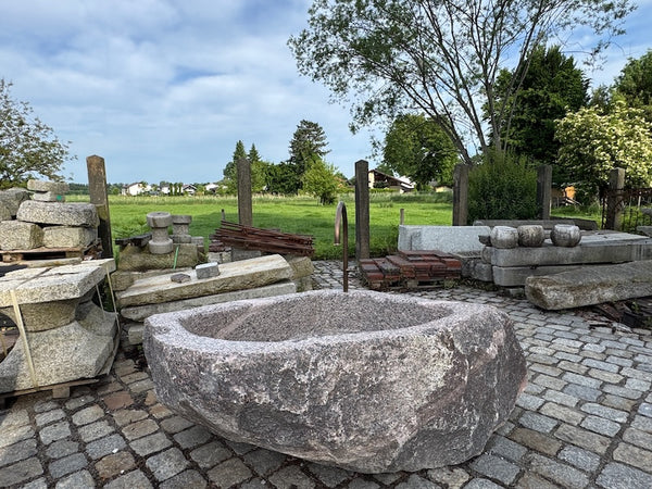 Alter Findlingsbrunnen mit schöner Ader