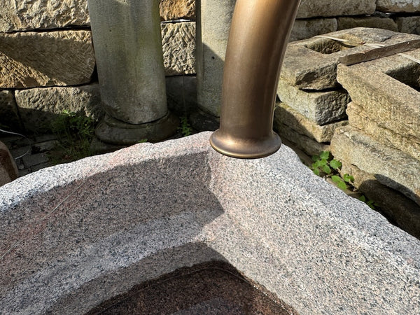 Außenbrunnen Detail Befestigung Wasserhahn