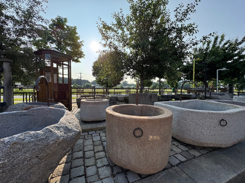 Steinbrunnen für den Garten groß