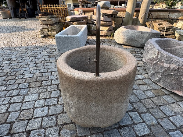 Natursteinbrunnen rund heller Granit
