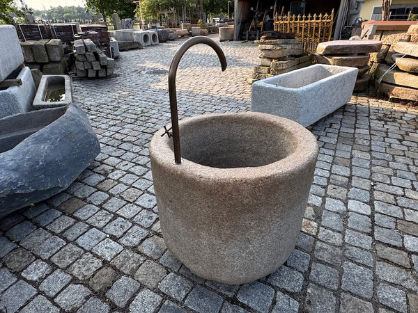 Natursteinbrunnen rund