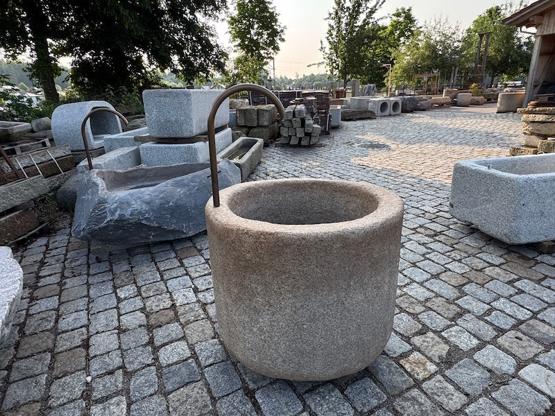 Natursteinbrunnen rund
