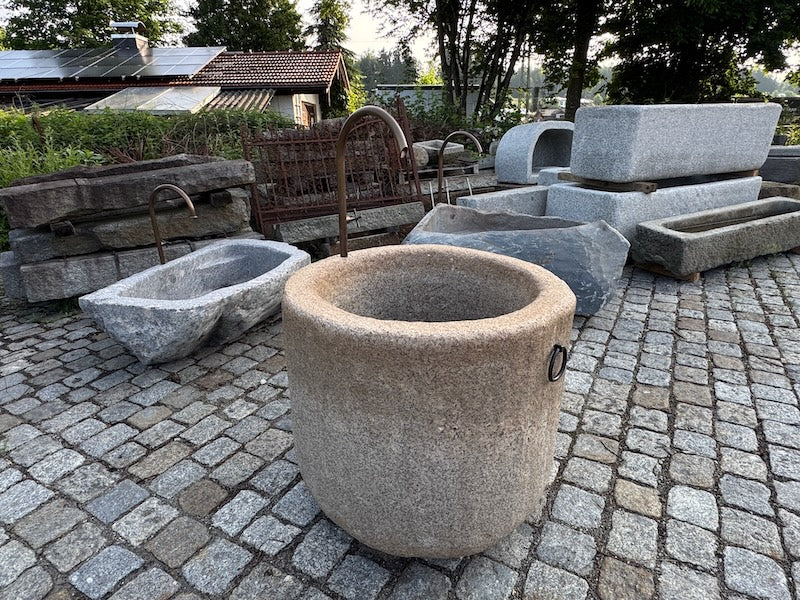 Natursteinbrunnen rund Wasserauslauf Mittig