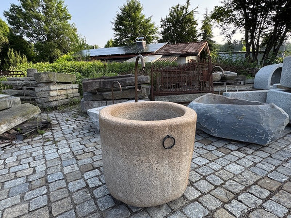 Natursteinbrunnen rund mit Einschlüssen