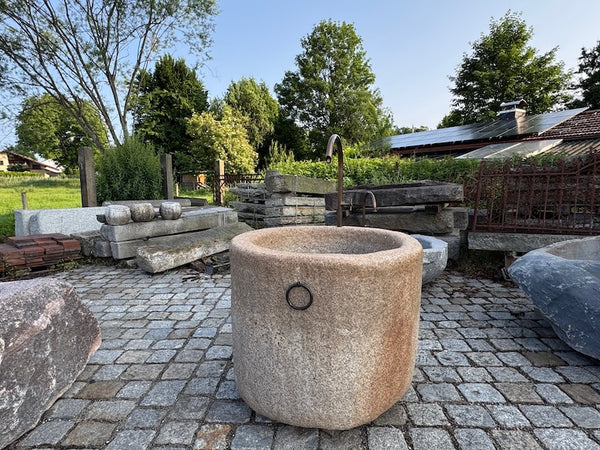 Natursteinbrunnen rund