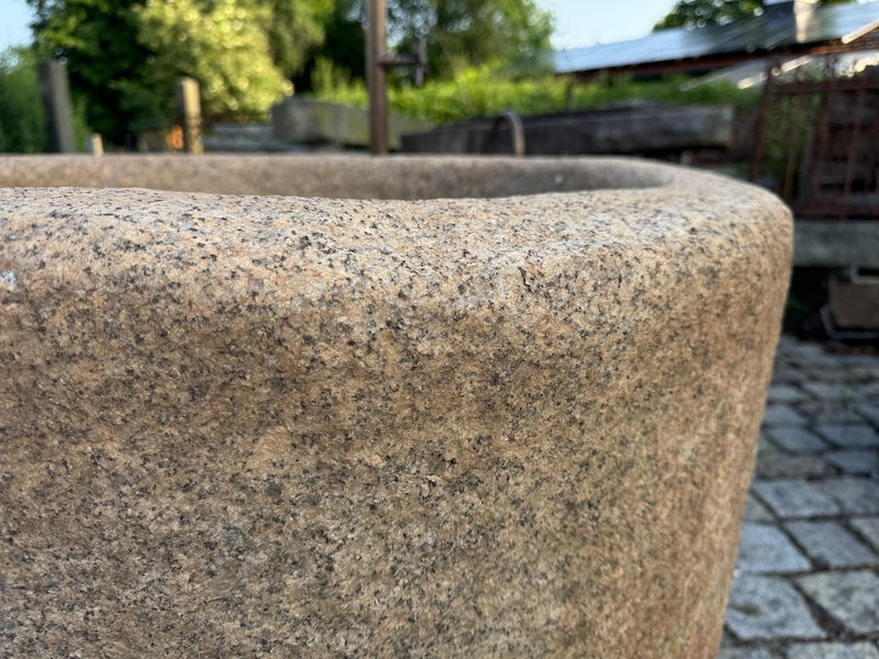 Natursteinbrunnen rund Oberfläche