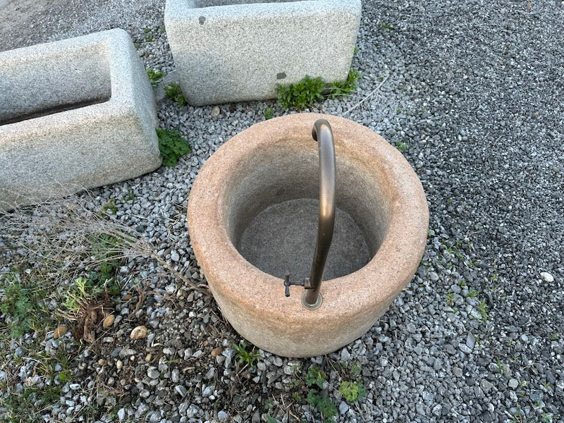 runder Granitbrunnen