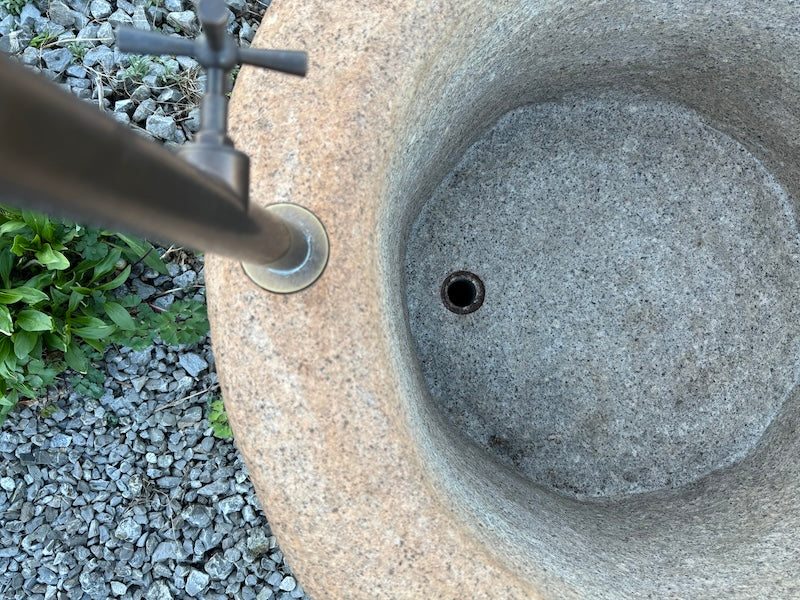 Runder Granitbrunnen Bohrung