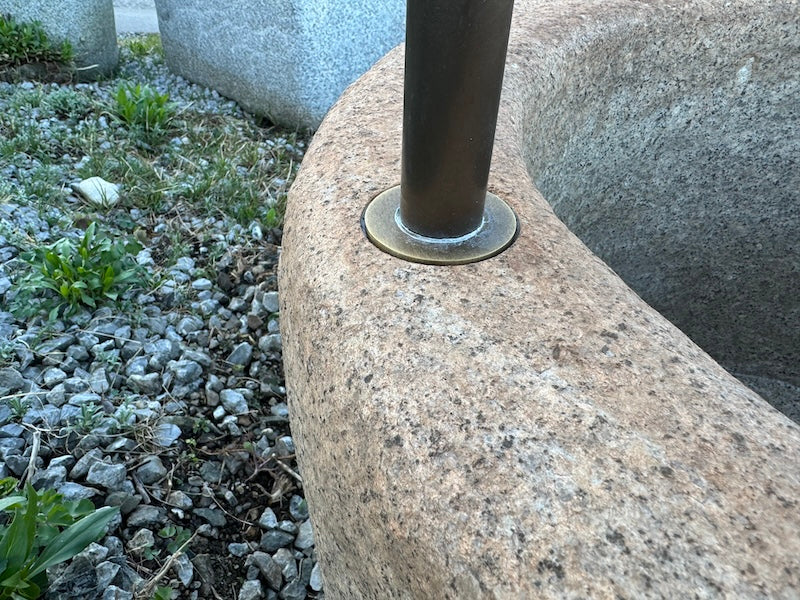 runder Granitbrunnen