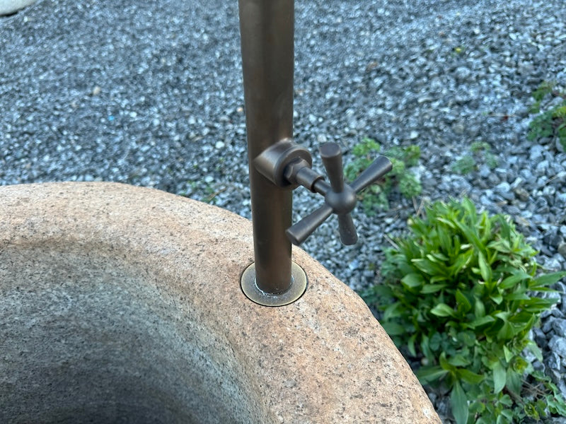 runder Granitbrunnen