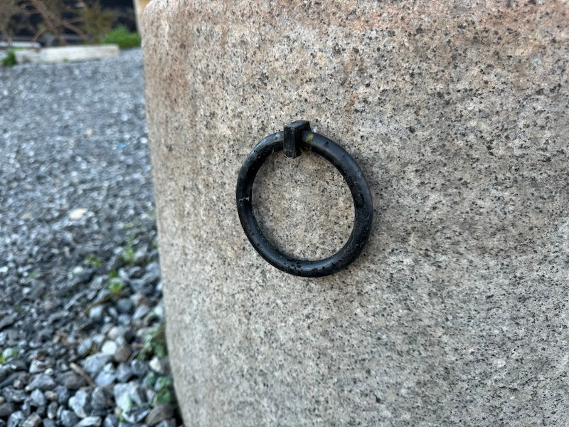 runder Granitbrunnen