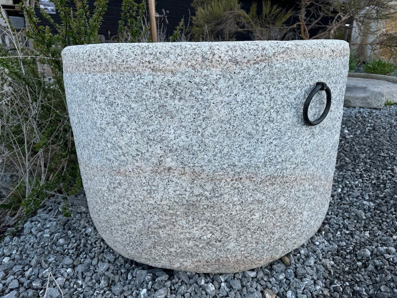 Granitbrunnen rund Oberfläche