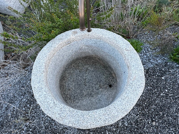 Granitbrunnen rund Rückansicht
