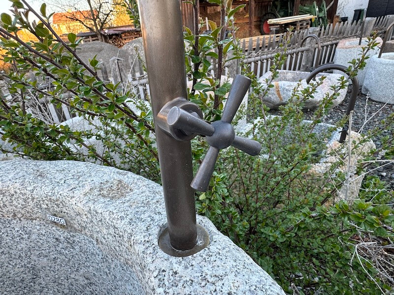 granitbrunnen rund mit Handrad