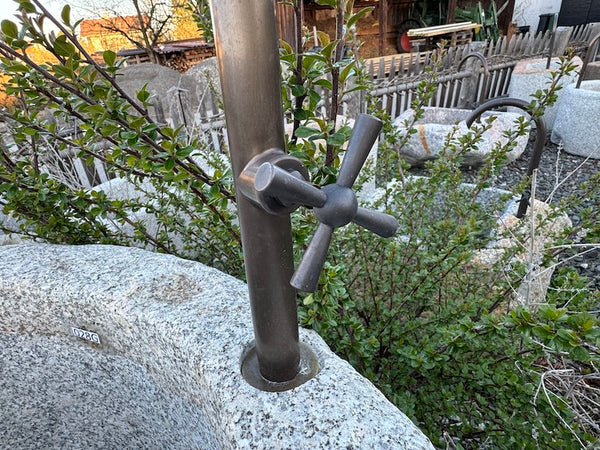 granitbrunnen rund mit Handrad