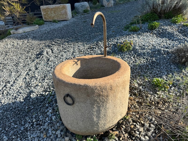 runder Granitbrunnen