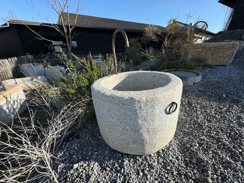 Granitbrunnen rund Seitenansicht