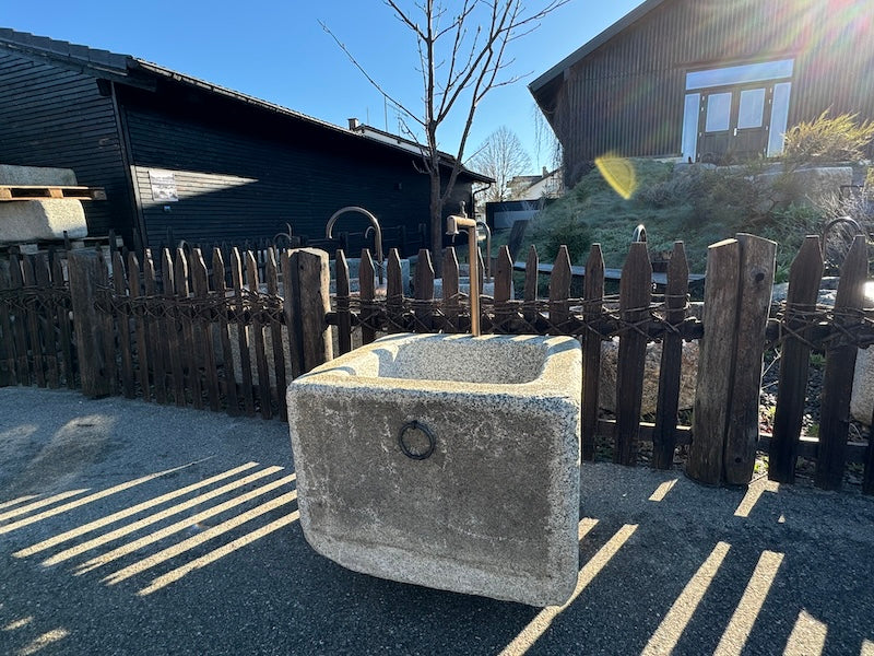 Granitbrunnen für den Garten quadratisch