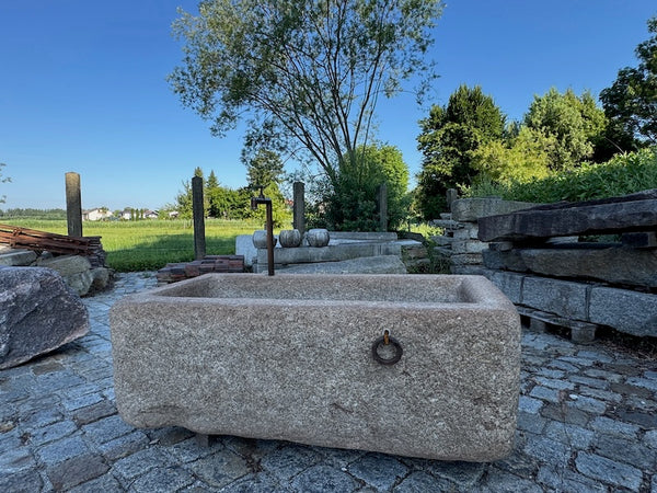 Steinbrunnen Antik Seitenansicht