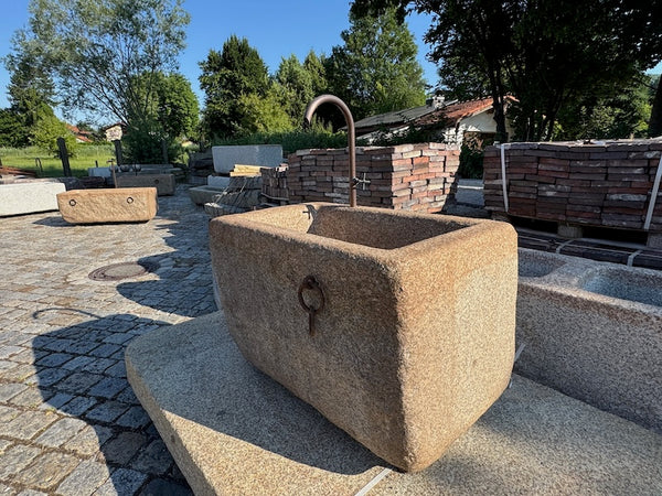 Gartenbrunnen Granit rechteckig Rost Optik mit Naturoberfläche