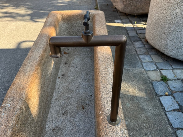 Alte Brunnen rechteckig wassereinlauf