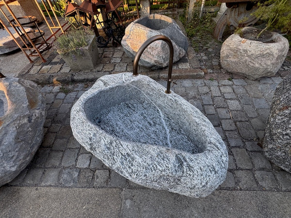 Findlingsbrunnen Schweiz