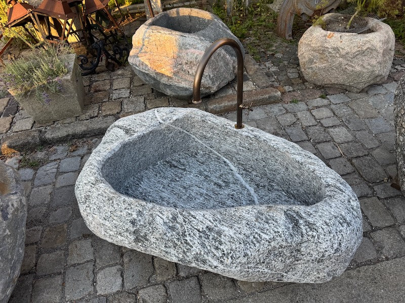 Findlingsbrunnen Schweiz