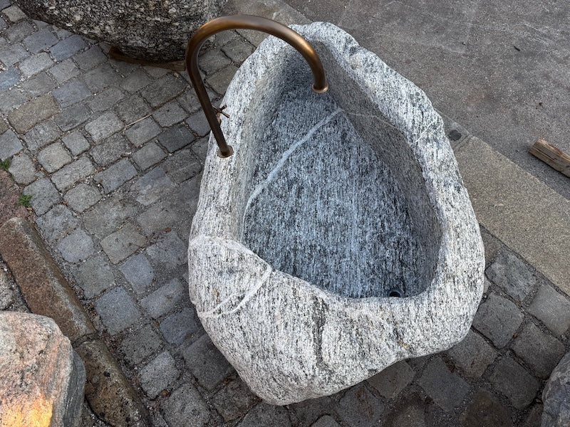 Findlingsbrunnen Schweiz Brunnenbecken