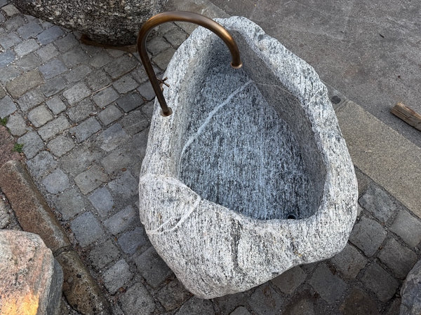 Findlingsbrunnen Schweiz Brunnenbecken