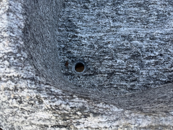 Findlingsbrunnen Schweiz Wasserauslauf