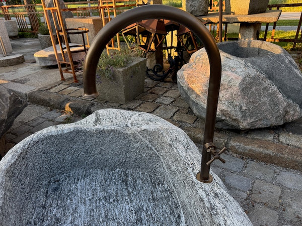 Findlingsbrunnen Schweiz mit Messingwassereinlauf