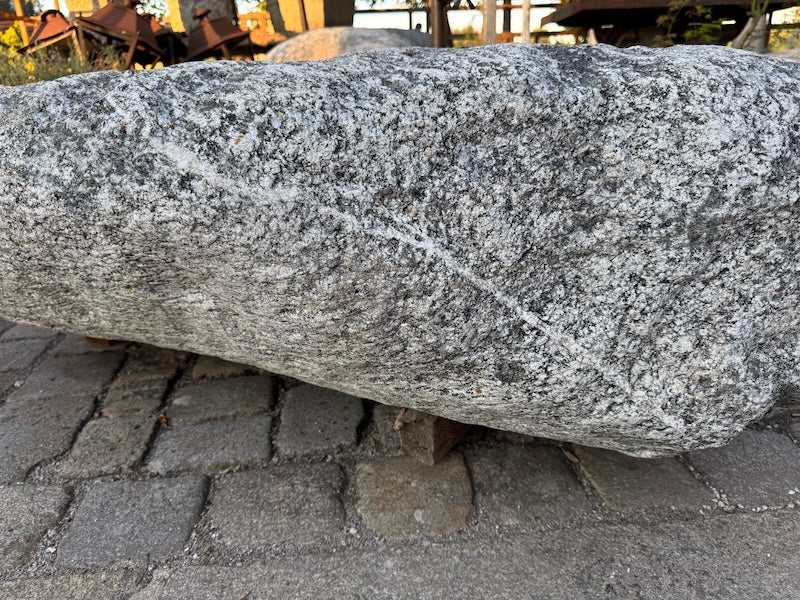 Findlingsbrunnen Schweiz mit Einschlüssen