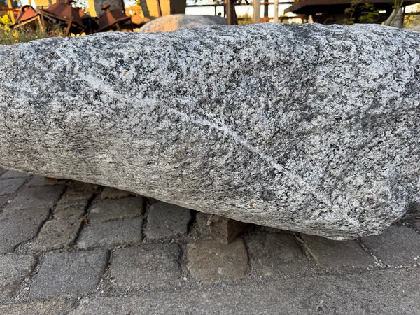 Findlingsbrunnen Schweiz mit Einschlüssen