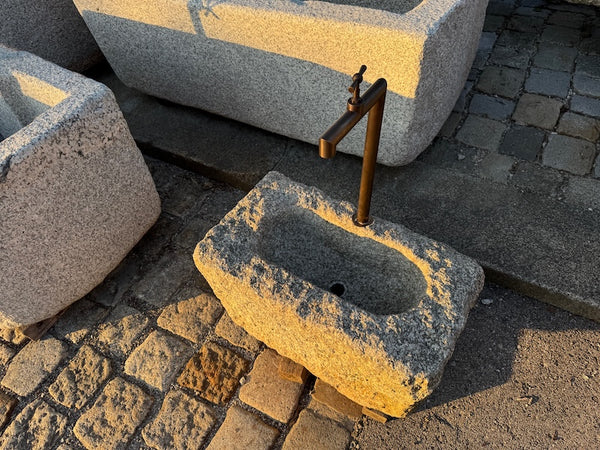 Kleiner Brunnentrog mit Hahn Seitenansicht