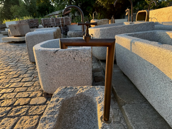 Kleiner Brunnentrog mit Hahn Wasserauslauf